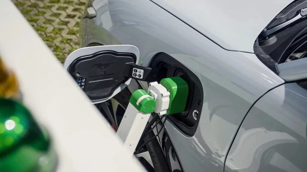 Ford представил инновационную зарядную станцию, самостоятельно подключающуюся к электромобилю